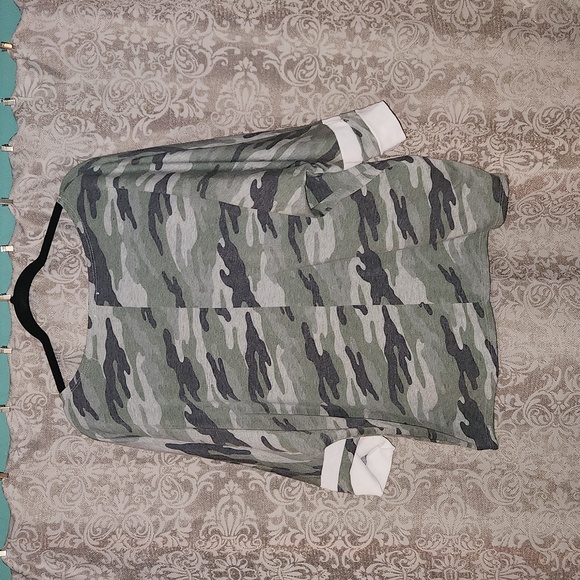 Boutique BiBi Camoflouge Off Shoulder Lightweight Oversized Sweater Size Medium - Picture 4 of 6